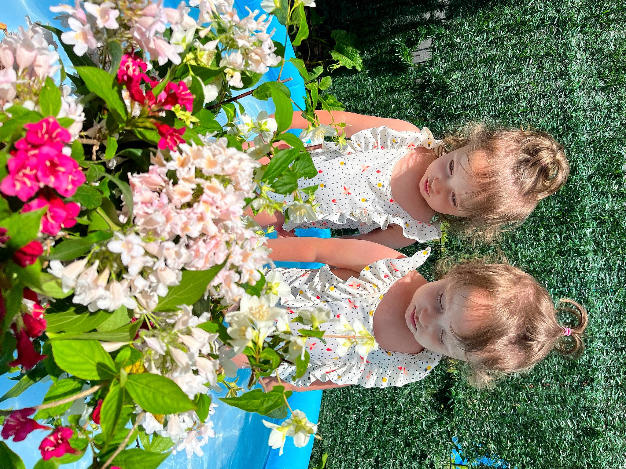 Assia Et Leyla a rejoint le concours — aidez-le/la à gagner de superbes lots ! baby, baby_toddler_clothing, botany, cut_flowers, flower, flower_arranging, flowering_plant, fun, grass, groundcover, hair, happy, leaf, leisure, nature, people_in_nature, person, petal, plant, shrub