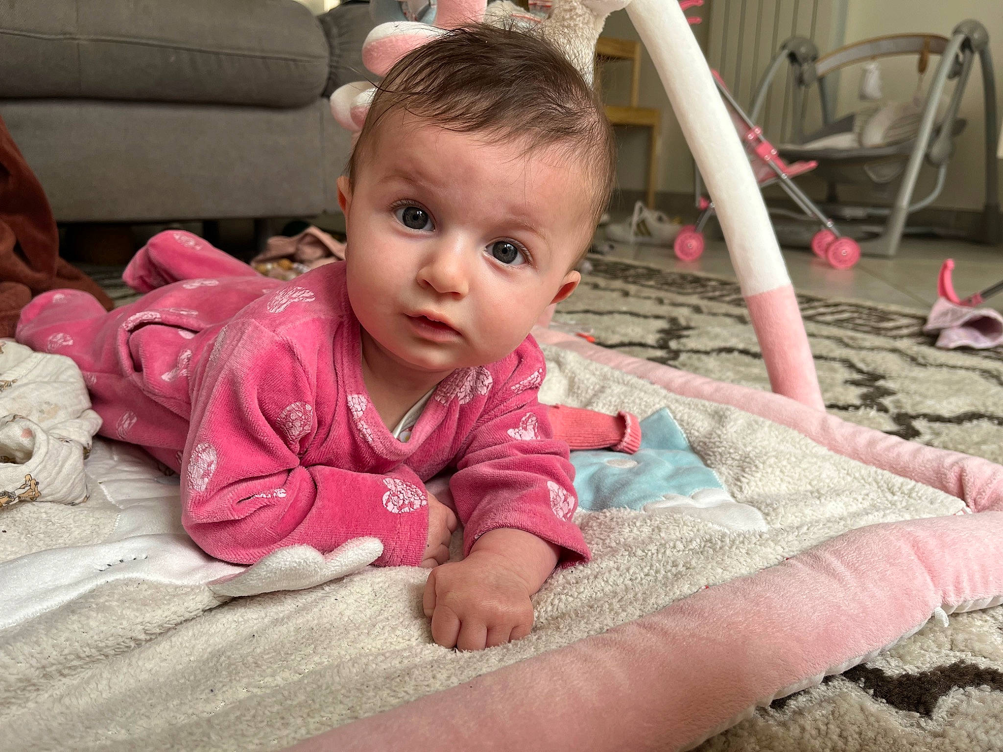 Ela a rejoint le concours — aidez-le/la à gagner de superbes lots ! baby, baby_toddler_clothing, chair, cheek, chin, comfort, eye, face, flooring, grass, hair, happy, head, iris, leisure, nose, person, pink, skin, toddler