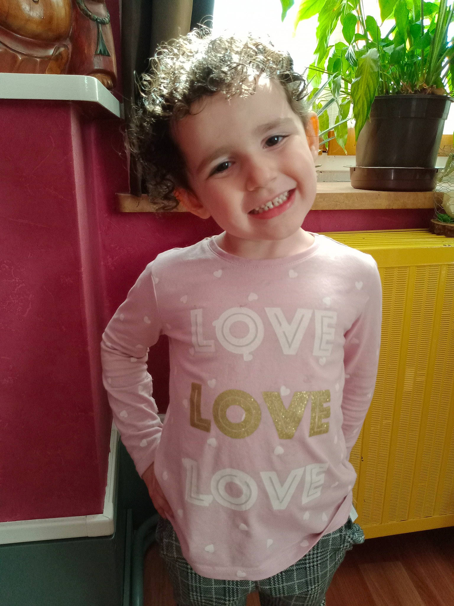 Kayla a rejoint le concours — aidez-le/la à gagner de superbes lots ! baby_toddler_clothing, facial_expression, flowerpot, fun, hair, hairstyle, happy, houseplant, joy, magenta, neck, person, pink, plant, shorts, shoulder, skin, sleeve, smile, standing