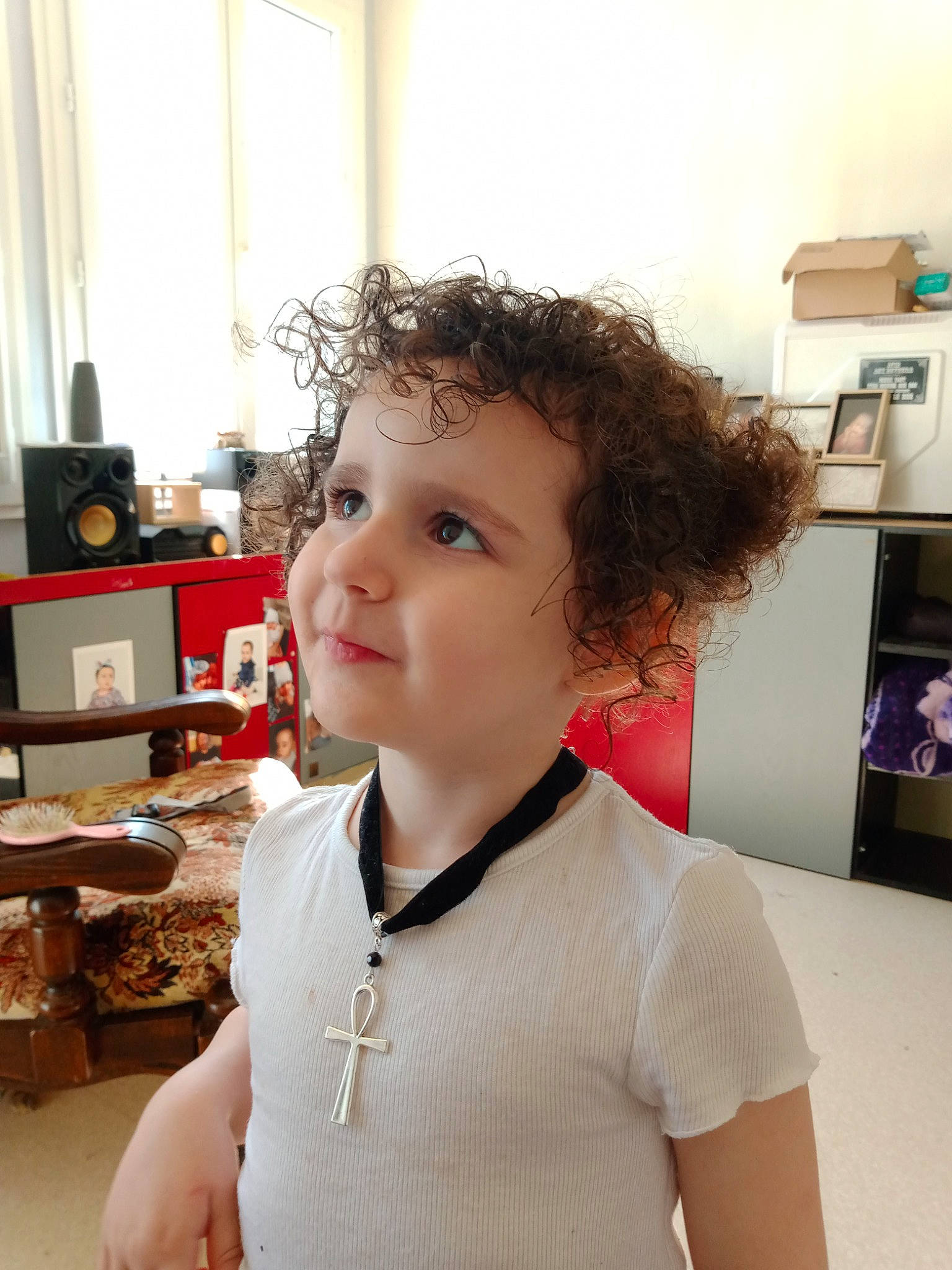 Kayla participe au concours pour gagner de l'argent avec cette photo : child, chin, curtain, eyewear, fashion_accessory, fashion_design, flooring, fun, hair_coloring, happy, home_appliance, jewellery, neck, necklace, person, room, sleeve, t_shirt, toddler, vacation