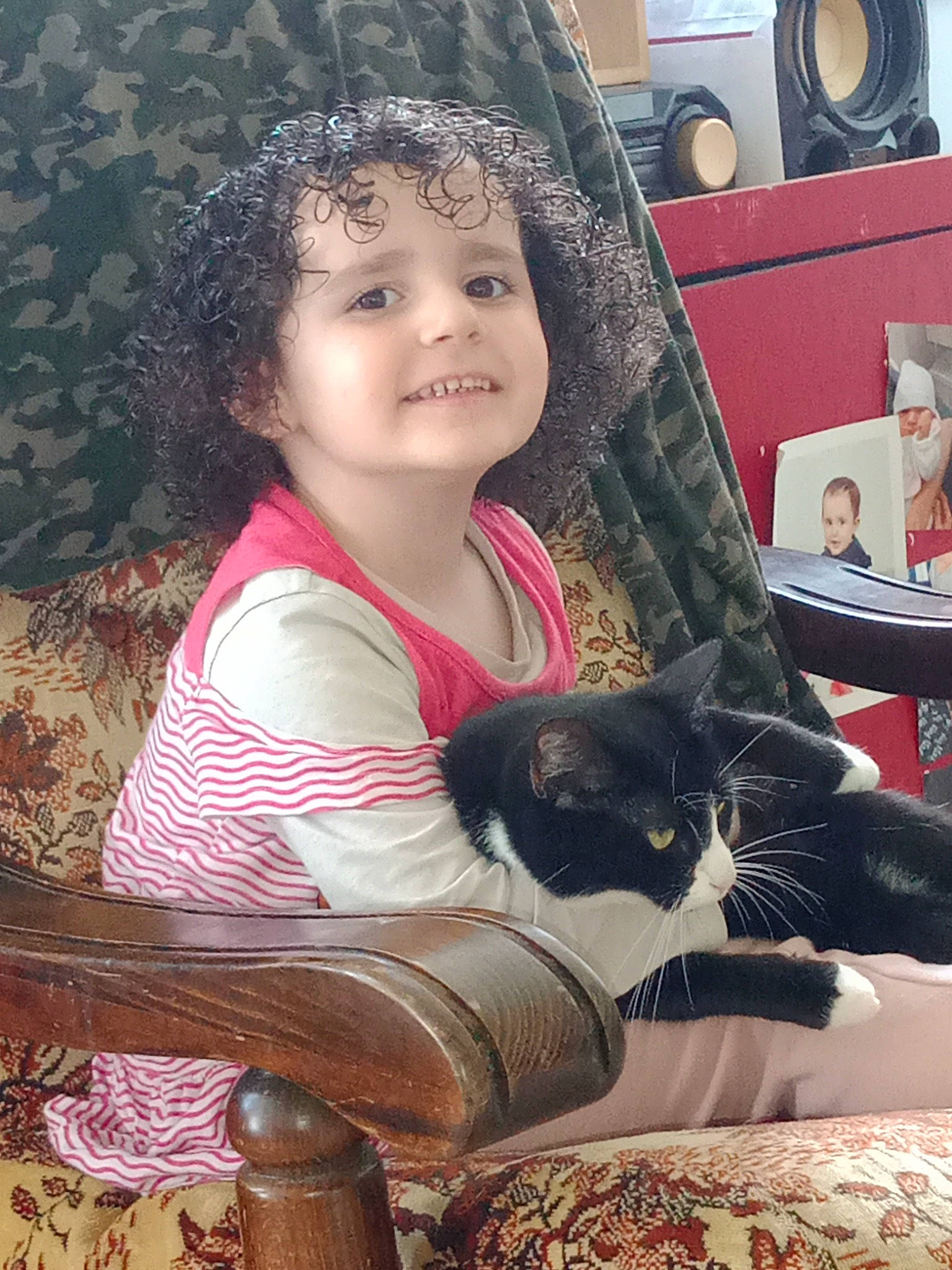 Kayla participe au concours pour gagner de l'argent avec cette photo : black_hair, carnivore, cat, comfort, companion_dog, eye, facial_expression, felidae, happy, head, headwear, joy, lap, long_hair, magenta, organ, person, pink, plant, skin