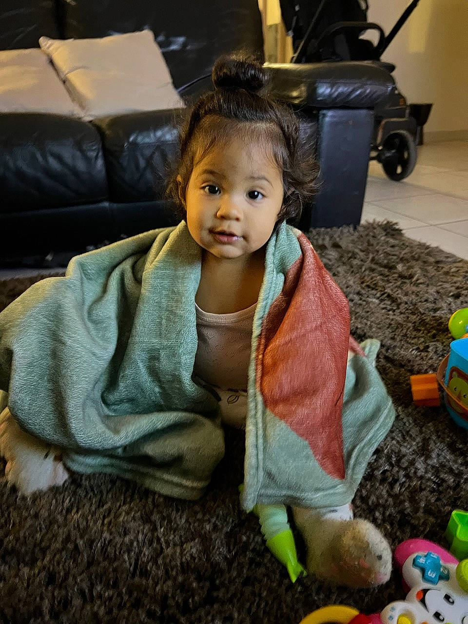 Stella participe au concours pour gagner de l'argent avec cette photo : baby, baby_products, baby_toddler_clothing, chair, cheek, child, comfort, couch, floor, flooring, fun, happy, person, room, sitting, smile, soil, toddler, toy, travel