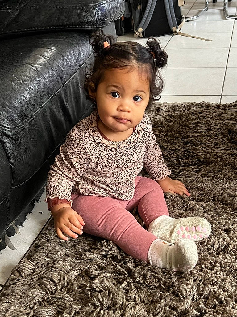 Stella participe au concours pour gagner de l'argent avec cette photo : baby, baby_toddler_clothing, child, comfort, couch, eye, flash_photography, flooring, fun, grass, happy, head, human_leg, monochrome, people_in_nature, person, sitting, smile, tints_and_shades, toddler