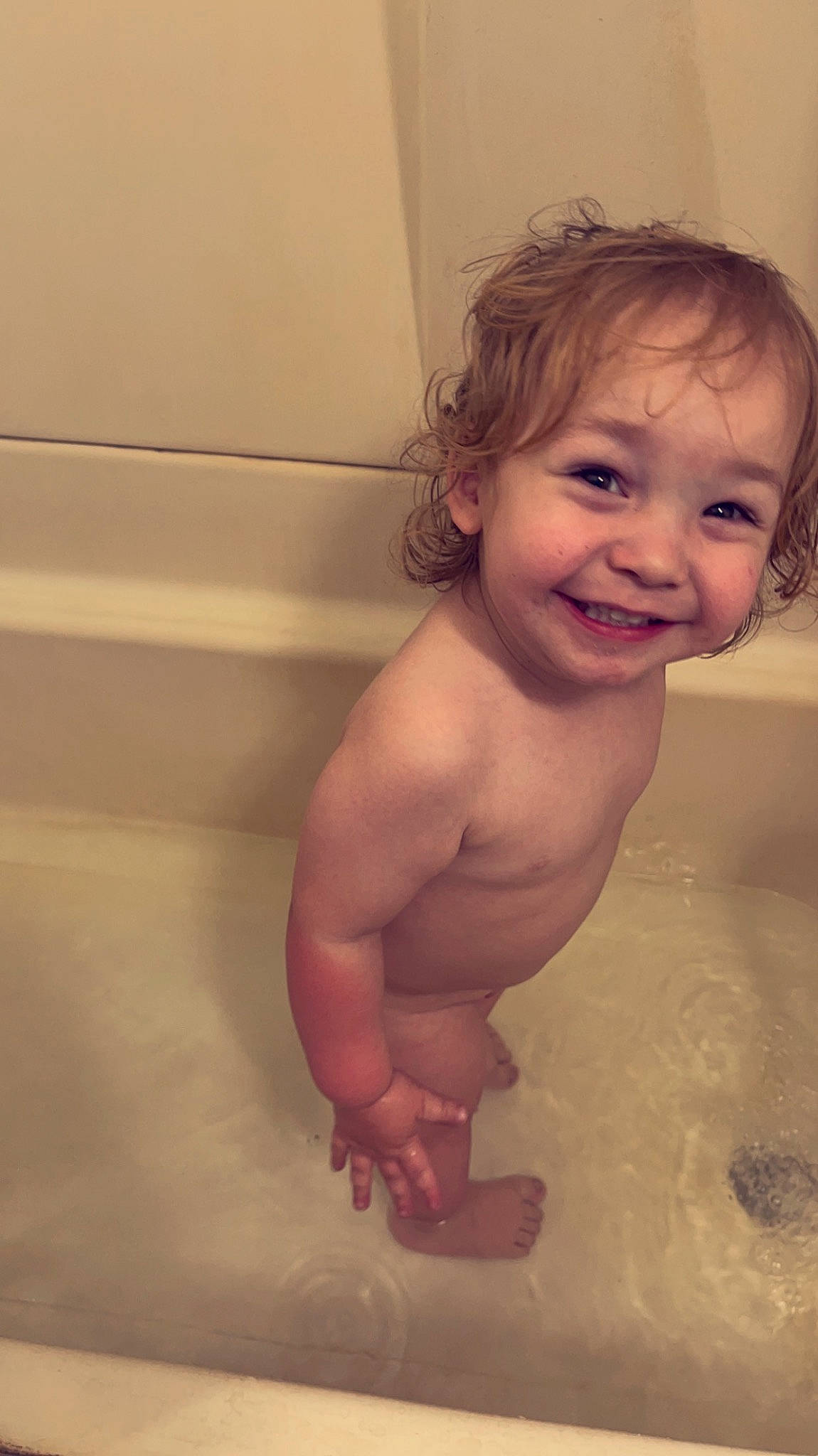 Zander is registered to the contest to win money with this photo: baby, baby_bathing, bathing, bathroom, bathtub, cheek, chest, eye, fluid, hand, happy, head, human_body, joy, liquid, person, plumbing, plumbing_fixture, smile, thumb