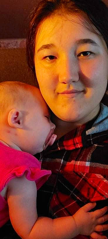 Lyzie a rejoint le concours — aidez-le/la à gagner de superbes lots ! cheek, chin, ear, eye, eyebrow, eyelash, facial_expression, forehead, gesture, hairstyle, happy, iris, joy, lip, mouth, neck, nose, orange, person, skin