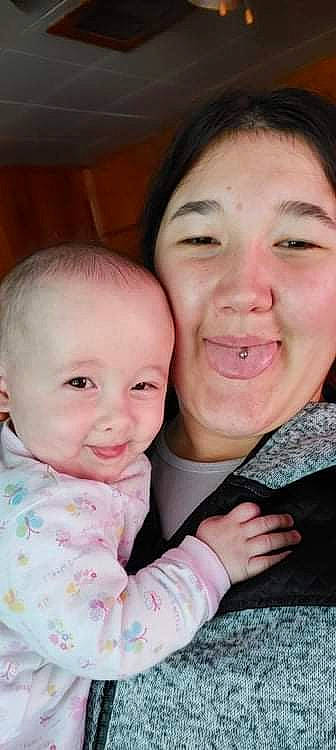 Lyzie participe au concours pour gagner de l'argent avec cette photo : baby, cheek, chin, eyebrow, eyelash, finger, fun, gesture, grass, happy, interaction, iris, lip, mouth, nose, person, pink, skin, sleeve, smile