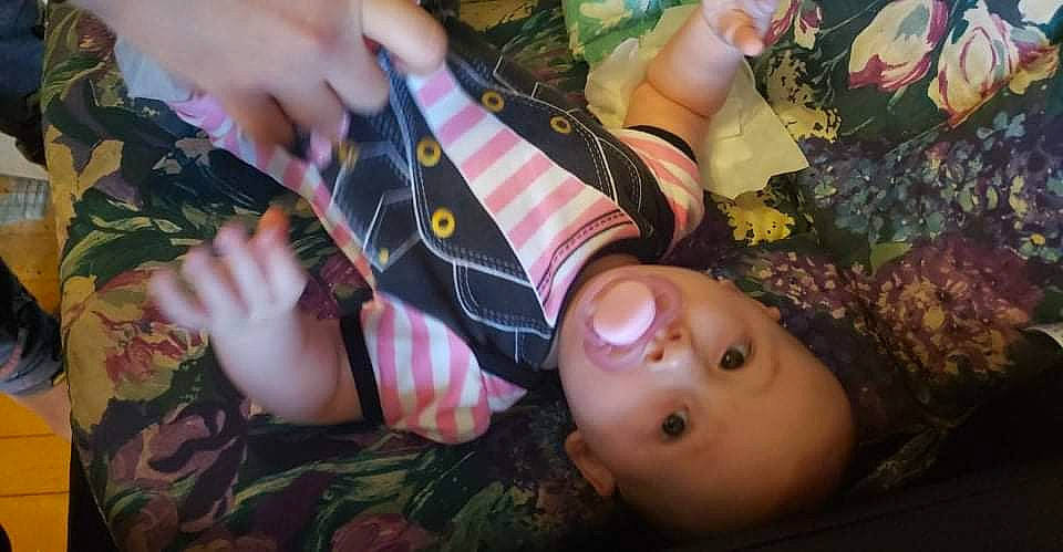 Lyzie participe au concours pour gagner de l'argent avec cette photo : autumn, barefoot, child, fashion_accessory, foot, fun, gesture, grass, happy, human_leg, nail, pattern, people_in_nature, person, plaid, plant, sitting, sunglasses, thumb, toddler