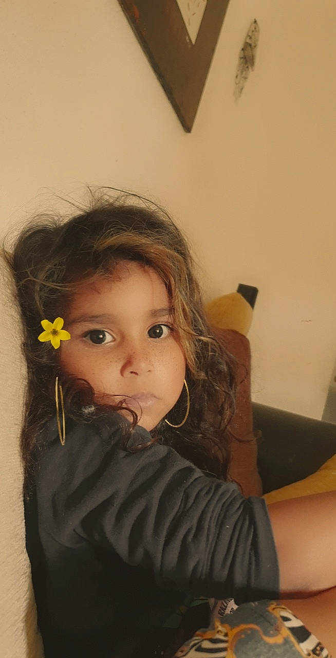 Luna a rejoint le concours — aidez-le/la à gagner de superbes lots ! arm, black_hair, brown_hair, cheek, comfort, eyelash, flash_photography, gesture, happy, head, human_body, human_leg, iris, lip, long_hair, neck, nose, person, skin, sleeve