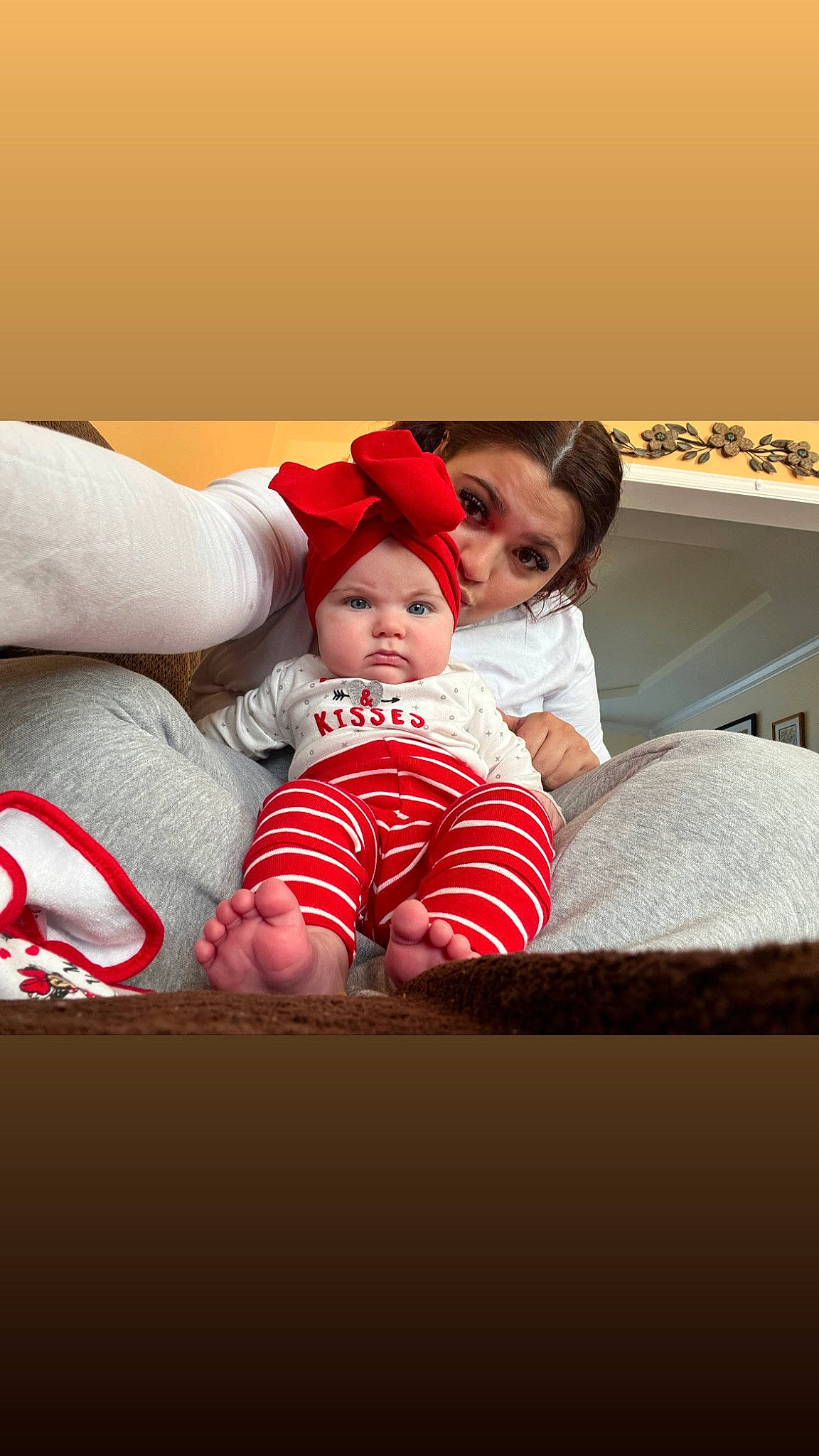 Magna is registered to the contest to win money with this photo: baby, beauty, child, comfort, couch, event, facial_expression, flash_photography, fun, happy, headwear, human_leg, knee, leg, leisure, people, person, sitting, sunglasses, textile