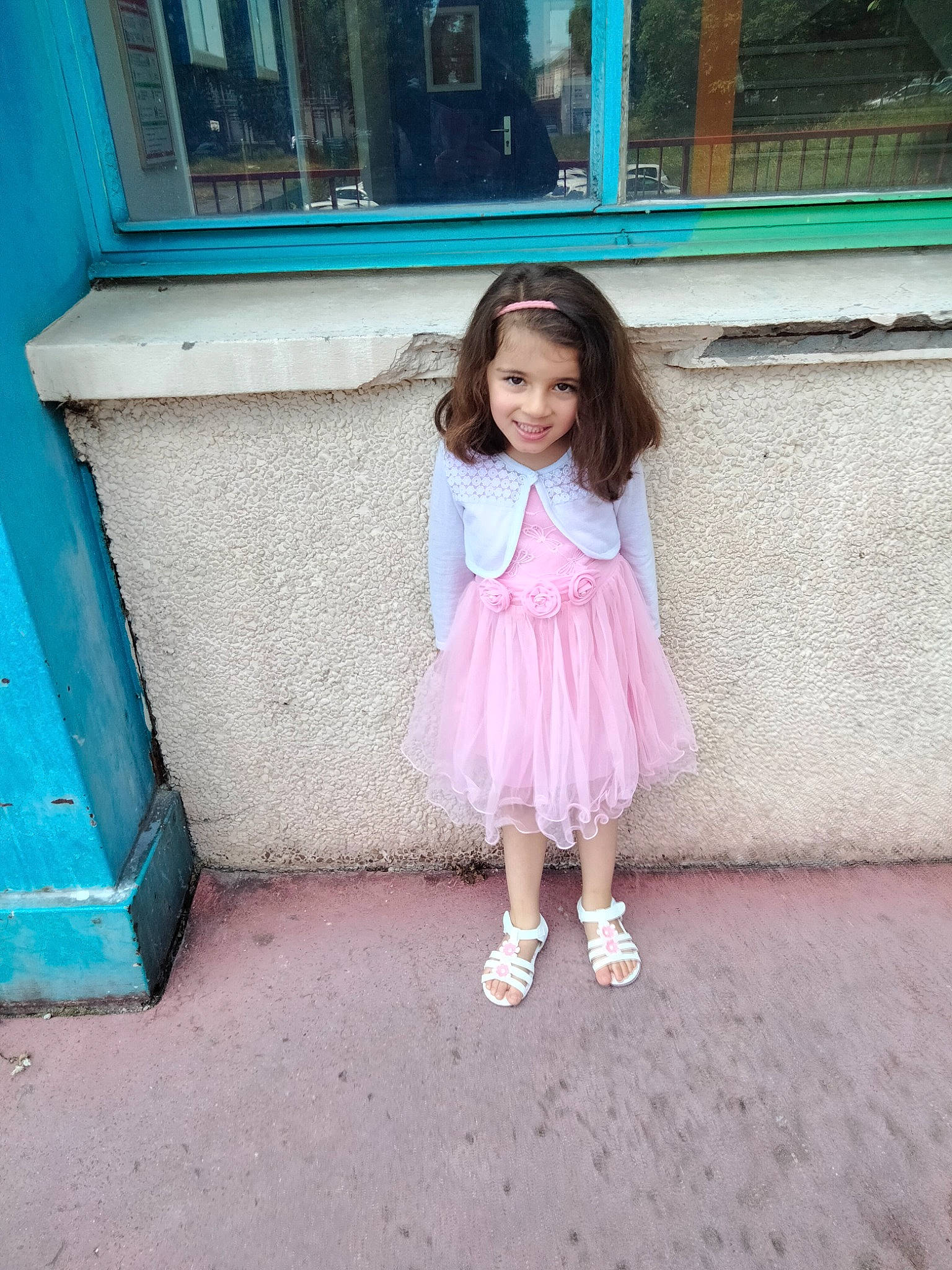 Lya participe au concours pour gagner de l'argent avec cette photo : blue, child, electric_blue, facial_expression, fun, grass, happy, human_leg, joy, leg, leisure, magenta, mammal, person, pink, public_space, sitting, skin, smile, street