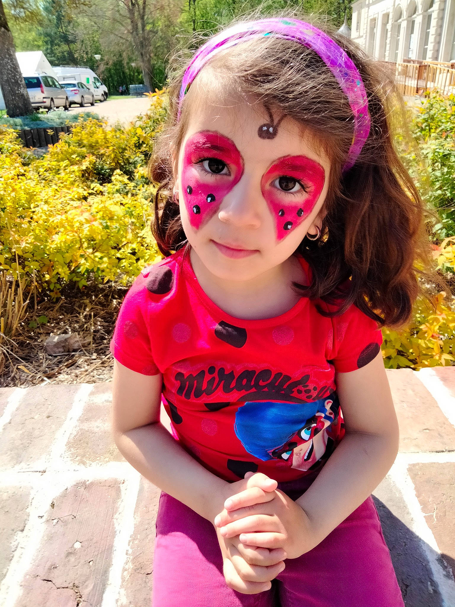 Lya a rejoint le concours — aidez-le/la à gagner de superbes lots ! baby_toddler_clothing, cool, eye, eyelash, eyewear, face, gesture, grass, hairstyle, happy, head, leaf, leisure, outerwear, person, pink, plant, purple, sleeve, toddler