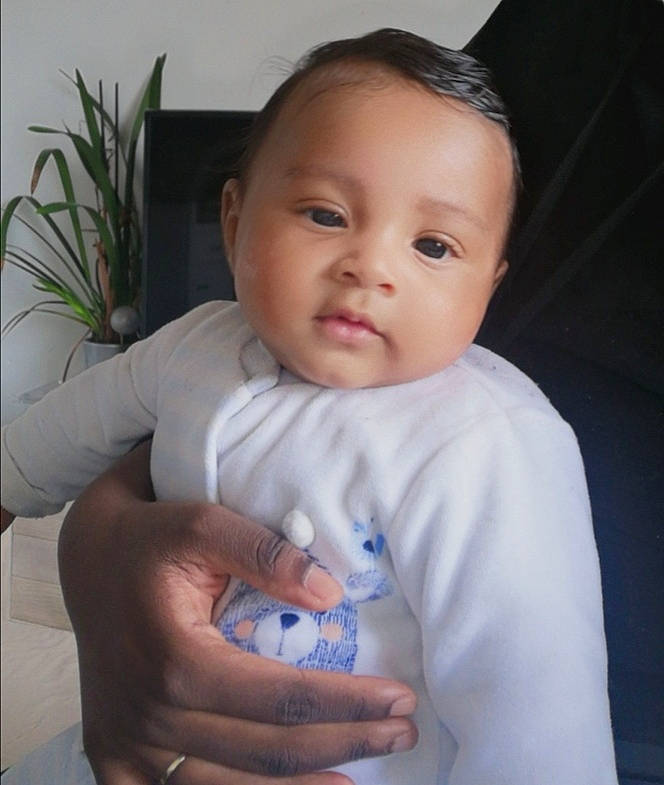 Zack participe au concours pour gagner de l'argent avec cette photo : baby, baby_toddler_clothing, cheek, eyebrow, eyelash, finger, gesture, hand, happy, iris, lip, mouth, neck, nose, person, plant, shoulder, skin, sleeve, thumb