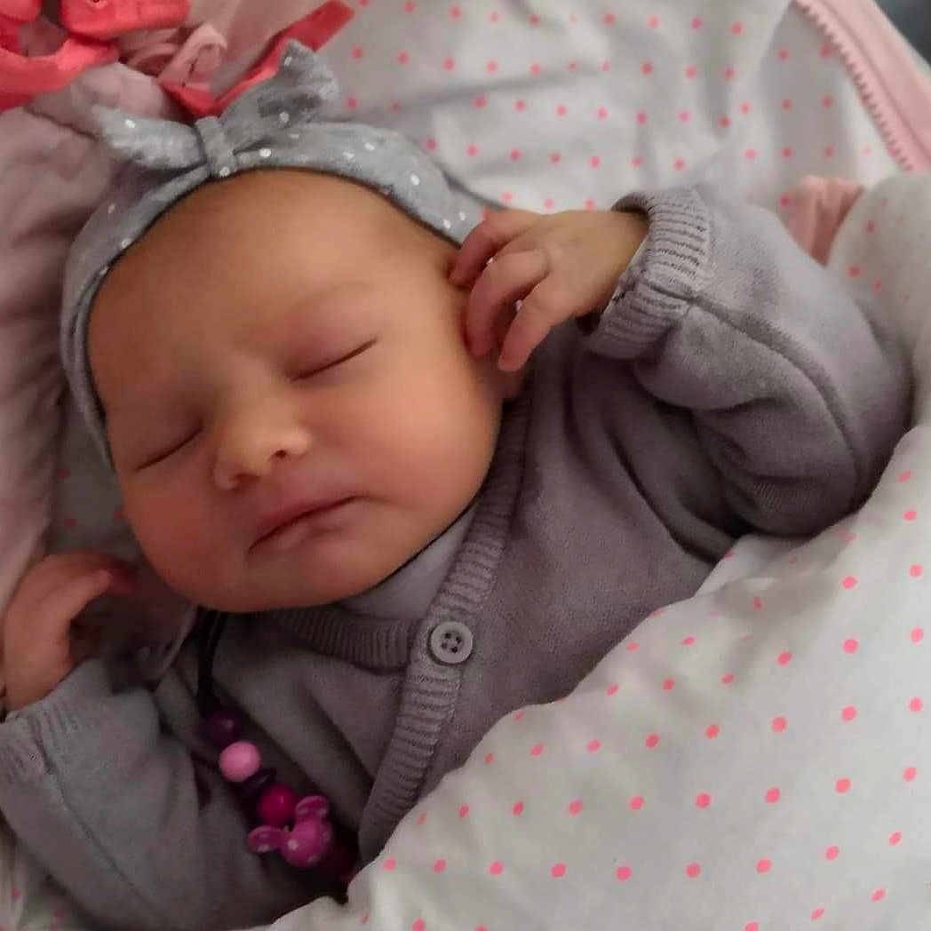 Syana a rejoint le concours — aidez-le/la à gagner de superbes lots ! baby, baby_products, baby_sleeping, bedtime, cheek, child, eye, face, hair_accessory, head, headgear, lip, mouth, nap, nose, person, pink, product, skin, sleep