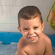 Tom participe au concours pour gagner de l'argent avec cette photo : toddler, child, bathroom, bathtub, water, bubbles, smiling, happy, skin, short_hair, face, person, indoor, tile_wall, mesh_bag, toy_holder, young_child, playful, cute, bath_time