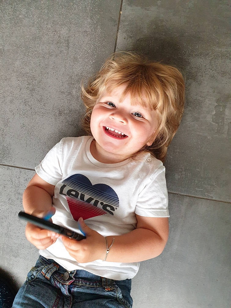 Eleona a rejoint le concours — aidez-le/la à gagner de superbes lots ! arm, child, clothing, cool, finger, flash_photography, fun, gesture, hair, hand, happy, human_body, jeans, joy, mouth, person, shoulder, sleeve, smile, sports_equipment