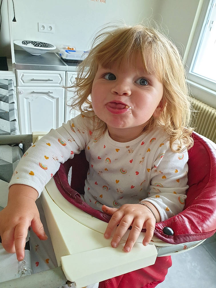 Eleona a rejoint le concours — aidez-le/la à gagner de superbes lots ! baby, baby_toddler_clothing, blond, cabinetry, child, computer_keyboard, drawer, hairstyle, home_appliance, input_device, kitchen_appliance, office_equipment, peripheral, person, room, sitting, sleeve, standing, t_shirt, toddler