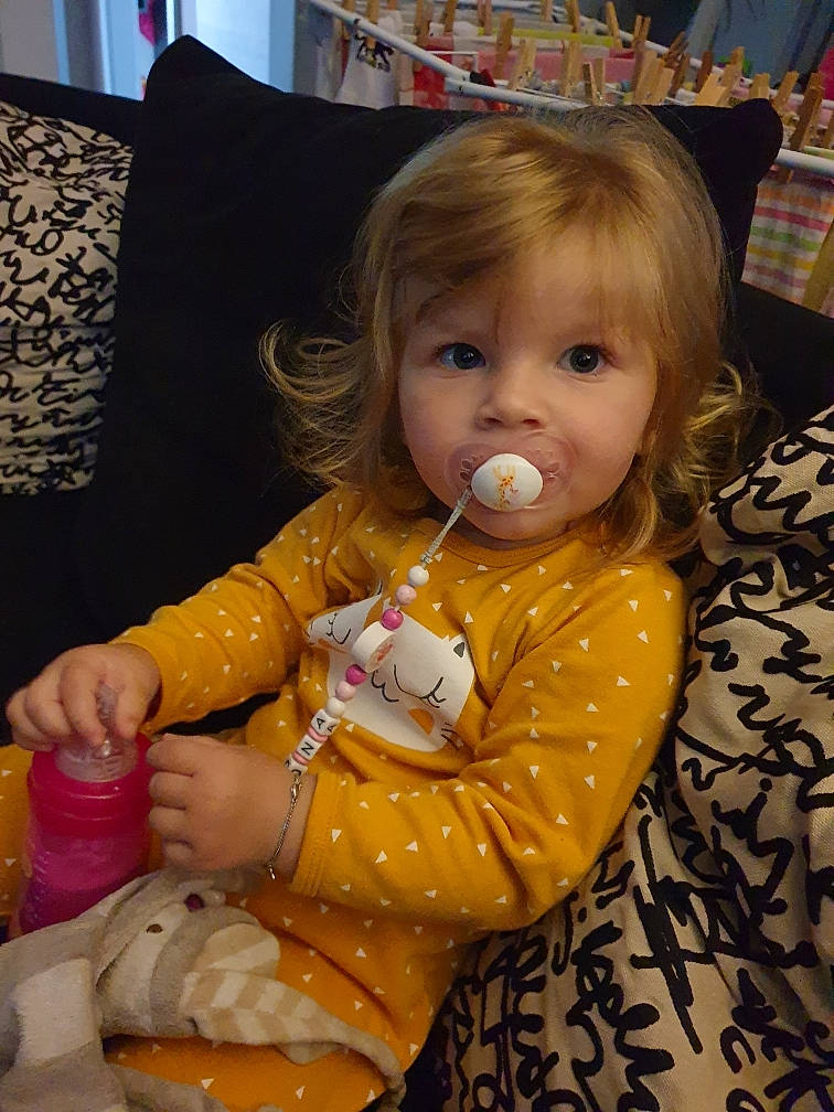 Eleona participe au concours pour gagner de l'argent avec cette photo : baby, baby_toddler_clothing, brown_hair, cheek, child, christmas, couch, event, facial_expression, flooring, fun, head, holiday, human_body, iris, person, picture_frame, room, sitting, skin