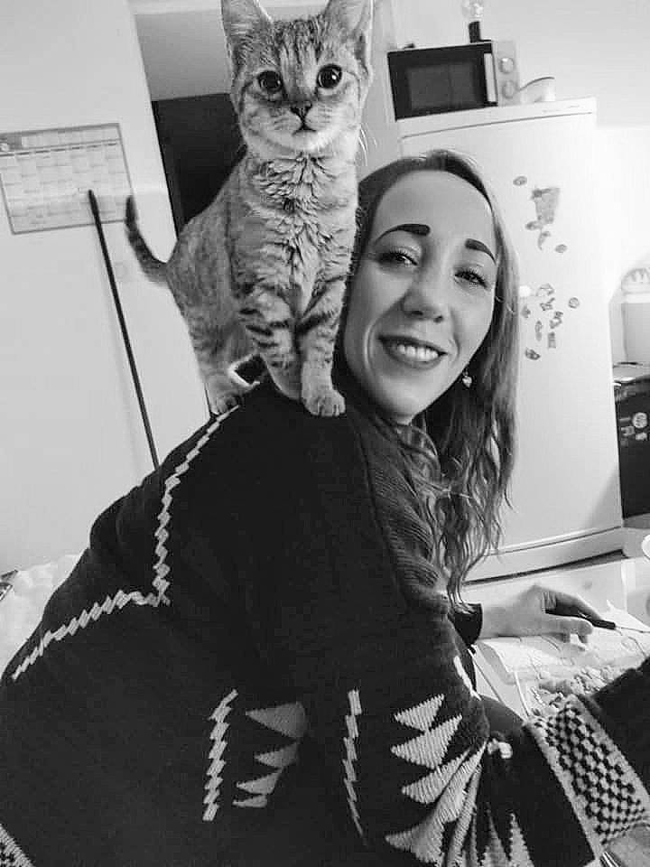 Souki participe au concours pour gagner de l'argent avec cette photo : black, black_and_white, carnivore, cat, facial_expression, felidae, gesture, happy, mammal, monochrome, monochrome_photography, organ, sleeve, small_to_medium_sized_cats, smile, snapshot, style, vertebrate, whiskers, white