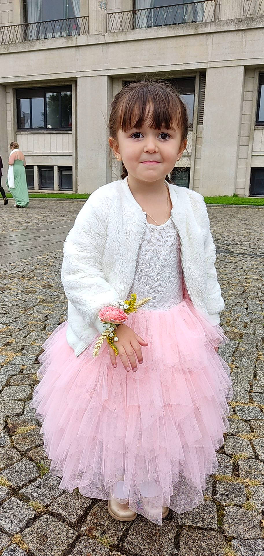 Mya participe au concours pour gagner de l'argent avec cette photo : baby_toddler_clothing, beauty, day_dress, dress, embellishment, face, formal_wear, grass, happy, iris, joy, magenta, person, petal, pink, plant, ruffle, shoulder, sleeve, smile