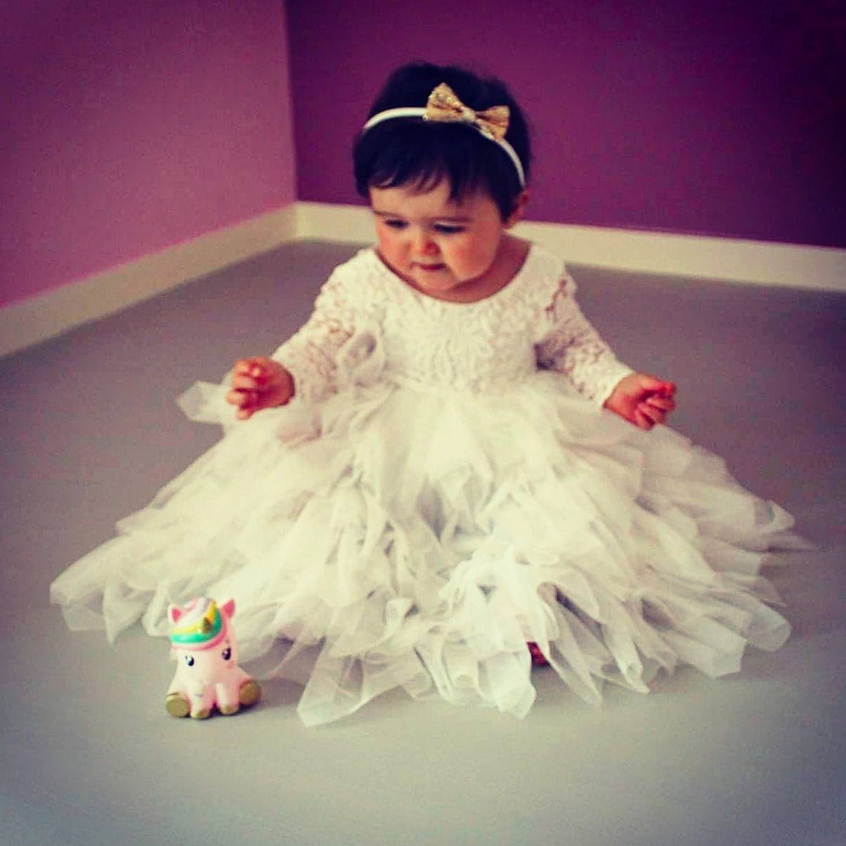 Mya participe au concours pour gagner de l'argent avec cette photo : baby_toddler_clothing, beauty, bridal_accessory, bridal_clothing, bridal_party_dress, day_dress, dress, embellishment, face, fashion_design, flash_photography, gown, hair, happy, headgear, person, petal, pink, plant, sleeve