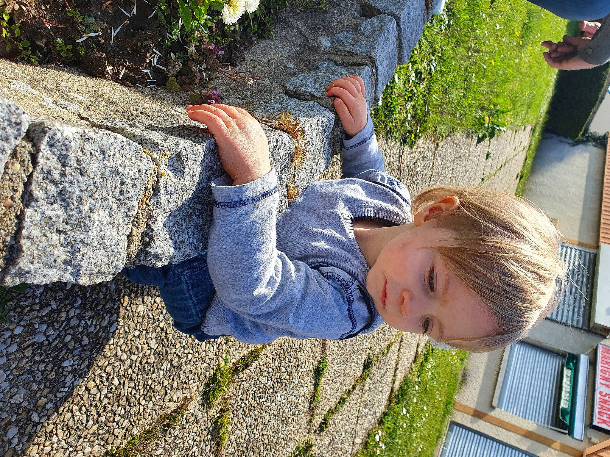 Dean a rejoint le concours — aidez-le/la à gagner de superbes lots ! beauty, child, flooring, foot, fun, grass, green, human_leg, joint, leisure, line, pattern, people_in_nature, person, plant, rock, sitting, toddler, tree, vacation