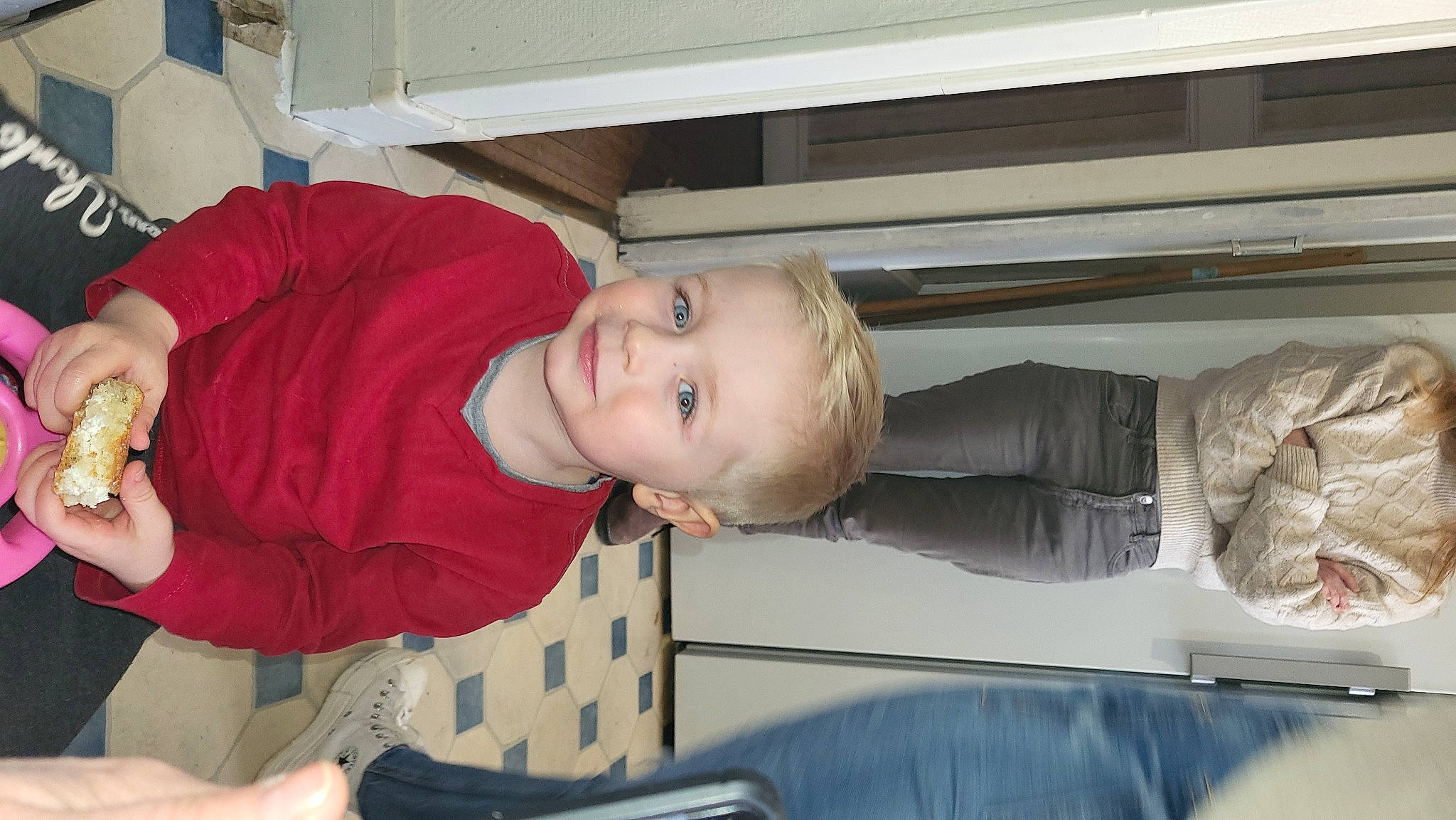 Dean participe au concours pour gagner de l'argent avec cette photo : baby, baby_toddler_clothing, child, comfort, cooking, elbow, fun, mouth, person, room, smile, thumb, toddler