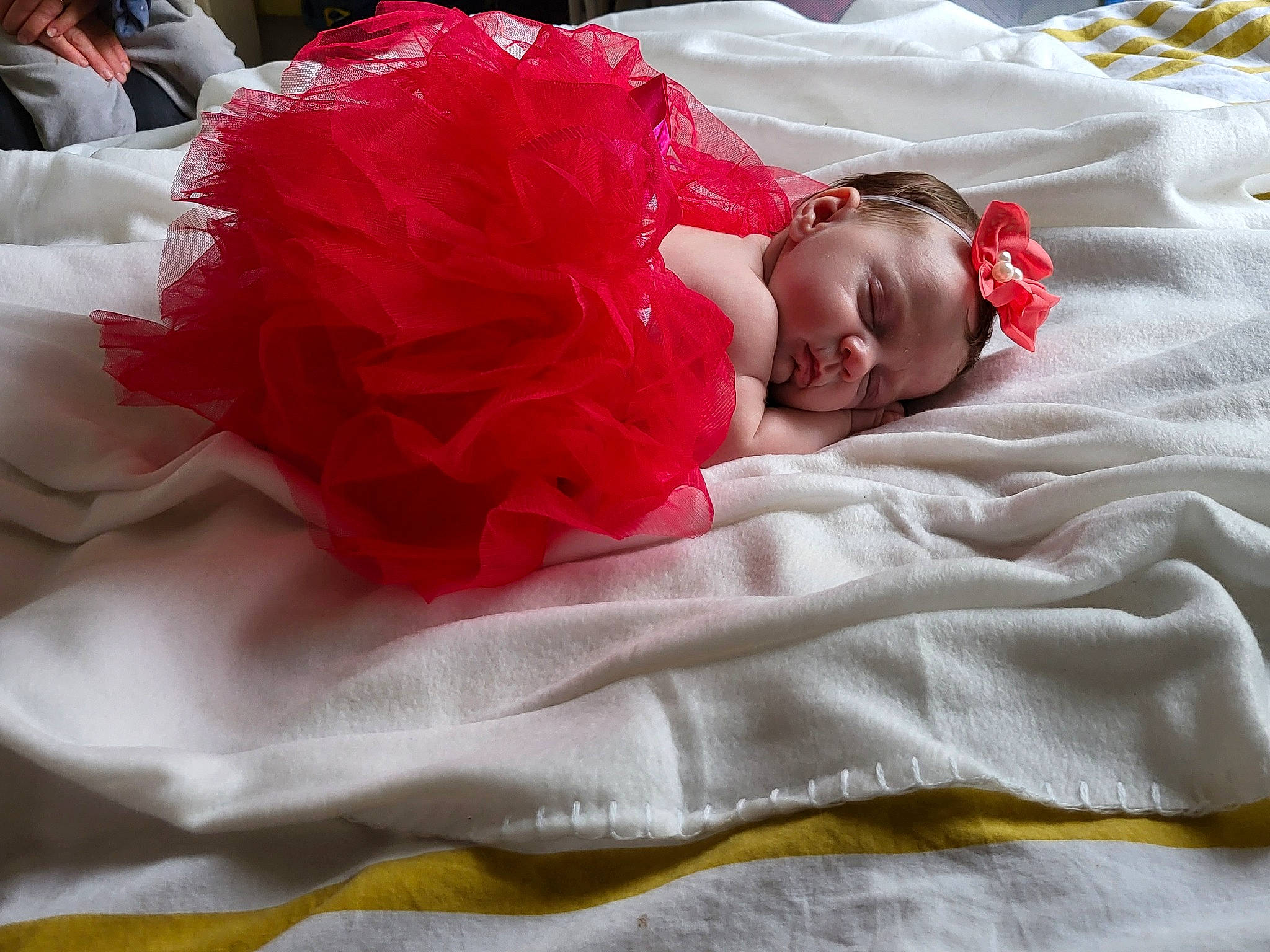 Lilou a rejoint le concours — aidez-le/la à gagner de superbes lots ! baby, baby_sleeping, baby_toddler_clothing, bed, bed_sheet, bedding, bedtime, carmine, child, comfort, face, flooring, fur, happy, headpiece, jewellery, linens, person, petal, smile