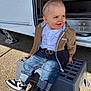Noé a rejoint le concours — aidez-le/la à gagner de superbes lots ! child, toddler, smile, face, blond_hair, white_shirt, jacket, jeans, sneakers, belt, boss_logo, rv, caravan, step_stool, sitting, outdoor, pavement, portrait, happy, playful_expression
