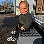 Noé a rejoint le concours — aidez-le/la à gagner de superbes lots ! child, toddler, smile, sitting, sneakers, sweater, step_stool, rv, caravan, outdoor, sunlight, shadow, pavement, face, hands, happy, haircut, door, garbage_bin, tree