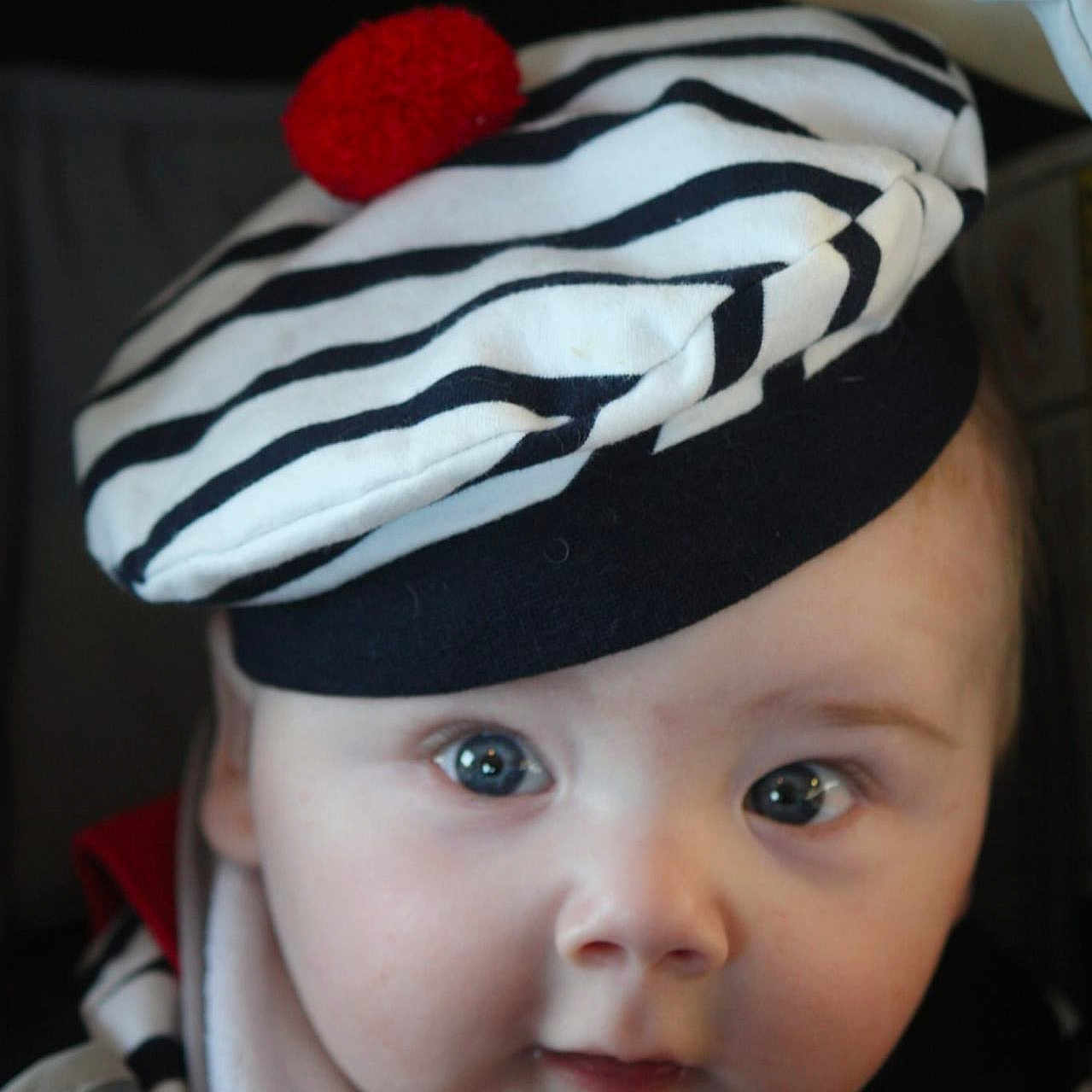 Thoryan participe au concours pour gagner de l'argent avec cette photo : baby, beret, hat, red_pom_pom, striped_clothing, bib, face, cheeks, blue_eyes, portrait, infant, closeup, cute, curious, soft_lighting, indoor, child, young_baby, clothing, smile
