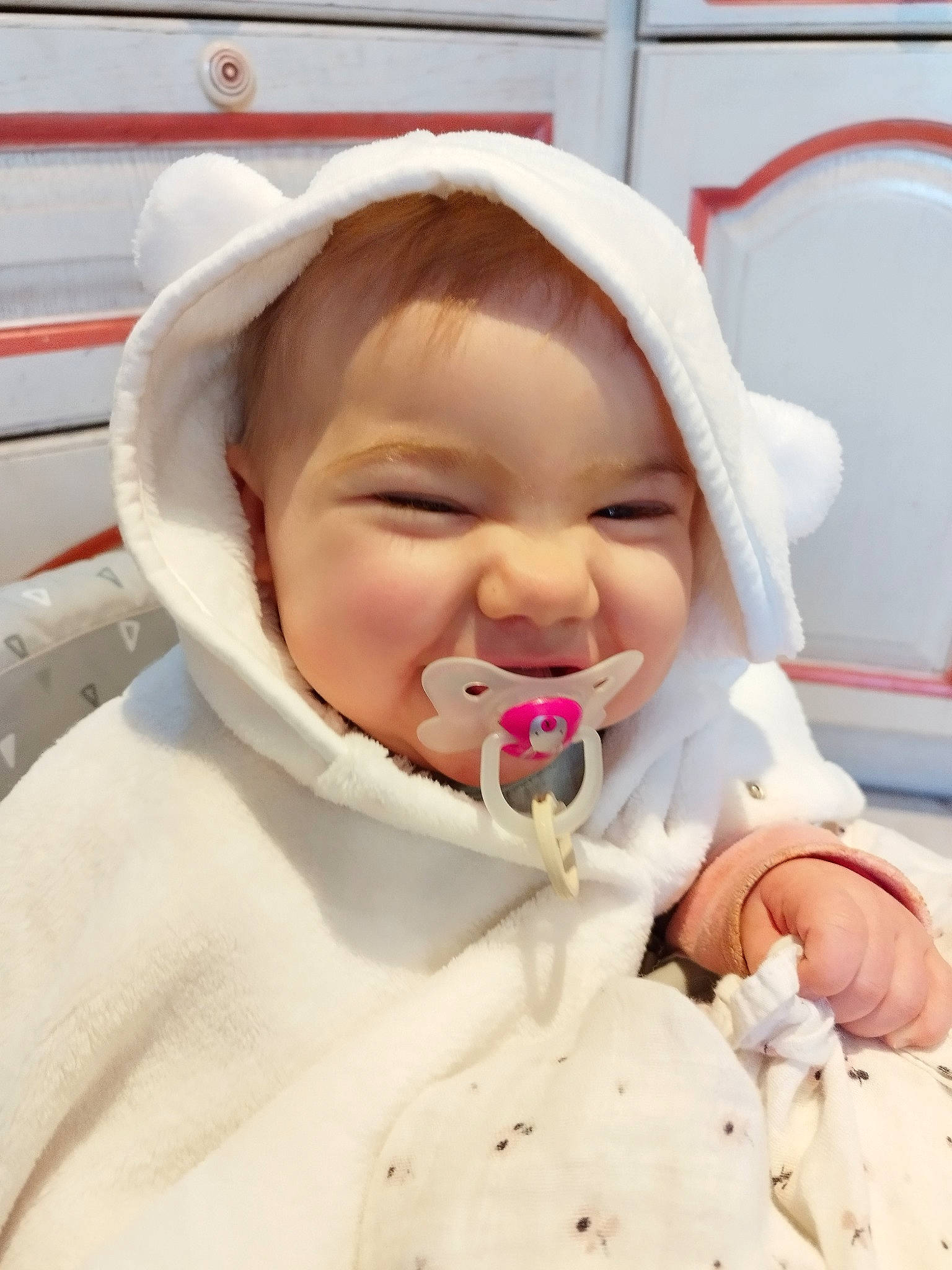 Freya participe au concours pour gagner de l'argent avec cette photo : baby, baby_laughing, baby_products, baby_toddler_clothing, cheek, child, comfort, event, eyebrow, fun, happy, laugh, linens, mouth, nose, person, skin, sleeve, smile, toddler