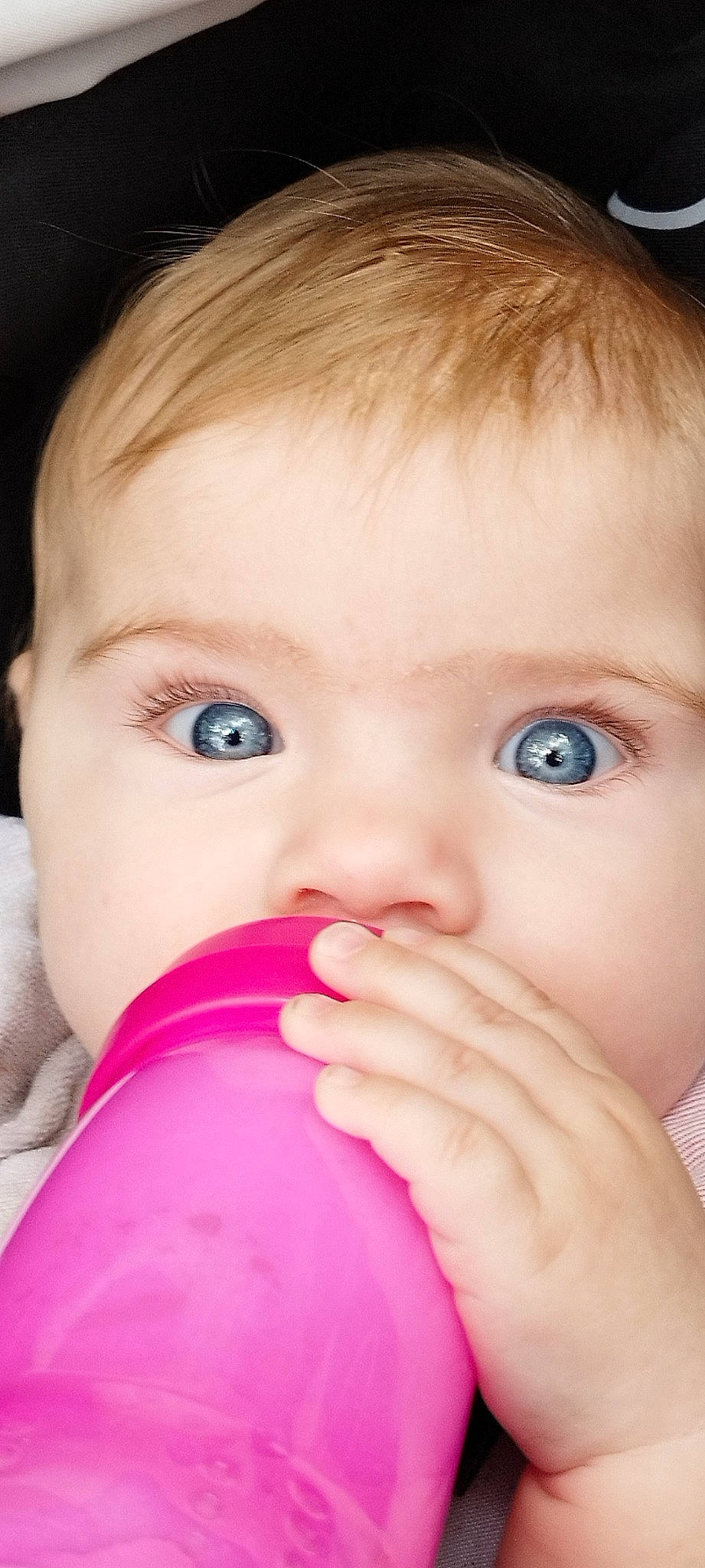 Freya a rejoint le concours — aidez-le/la à gagner de superbes lots ! baby, baby_grabbing_for_something, baby_toddler_clothing, cheek, chin, ear, eyebrow, eyelash, facial_expression, finger, gesture, hairstyle, hand, happy, iris, lip, mouth, nose, person, skin