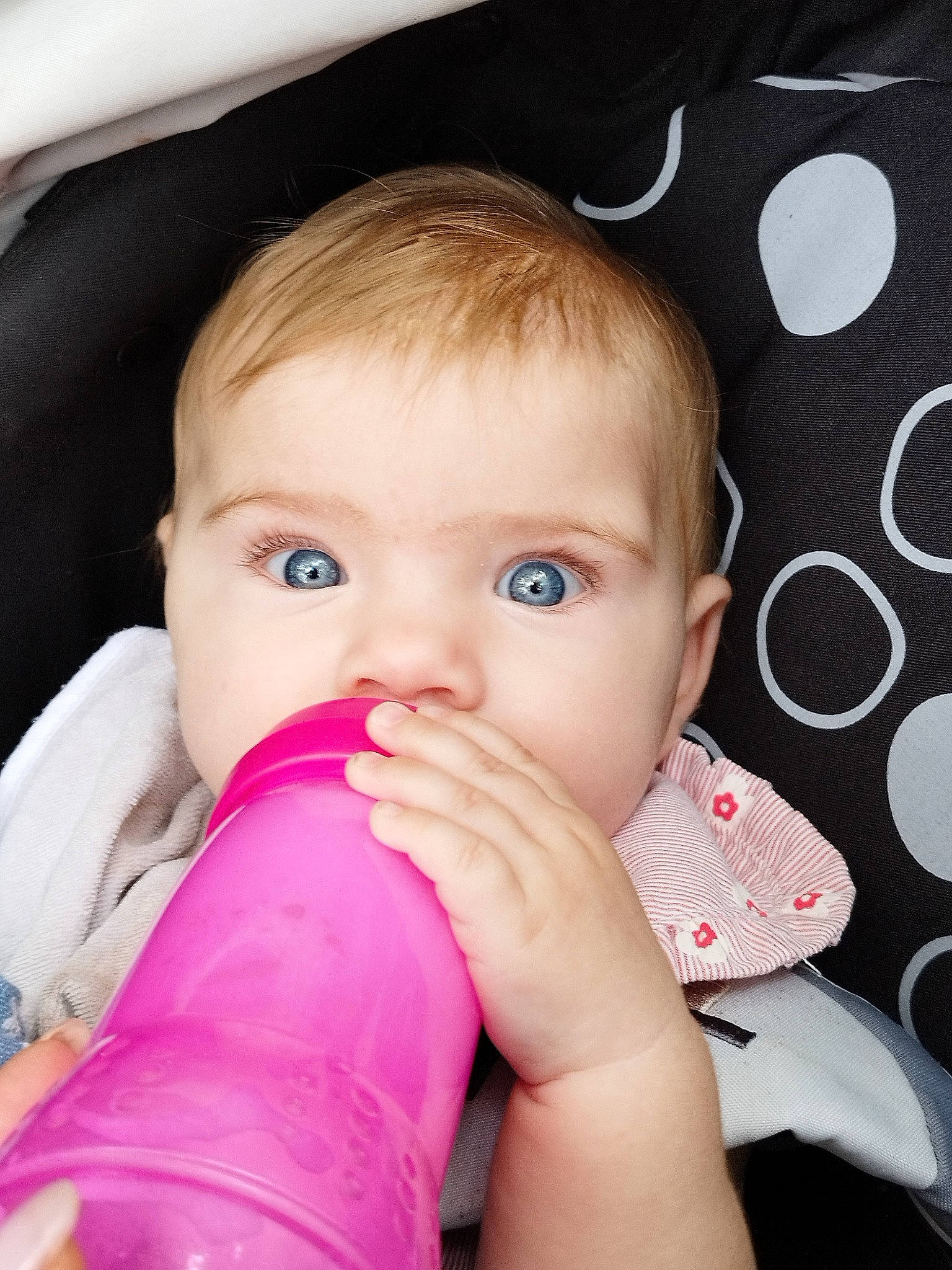 Freya a rejoint le concours — aidez-le/la à gagner de superbes lots ! baby, baby_toddler_clothing, cheek, eye, eyebrow, eyelash, finger, flash_photography, gesture, hairstyle, human_body, iris, leg, lip, mouth, nail, nose, person, pink, skin