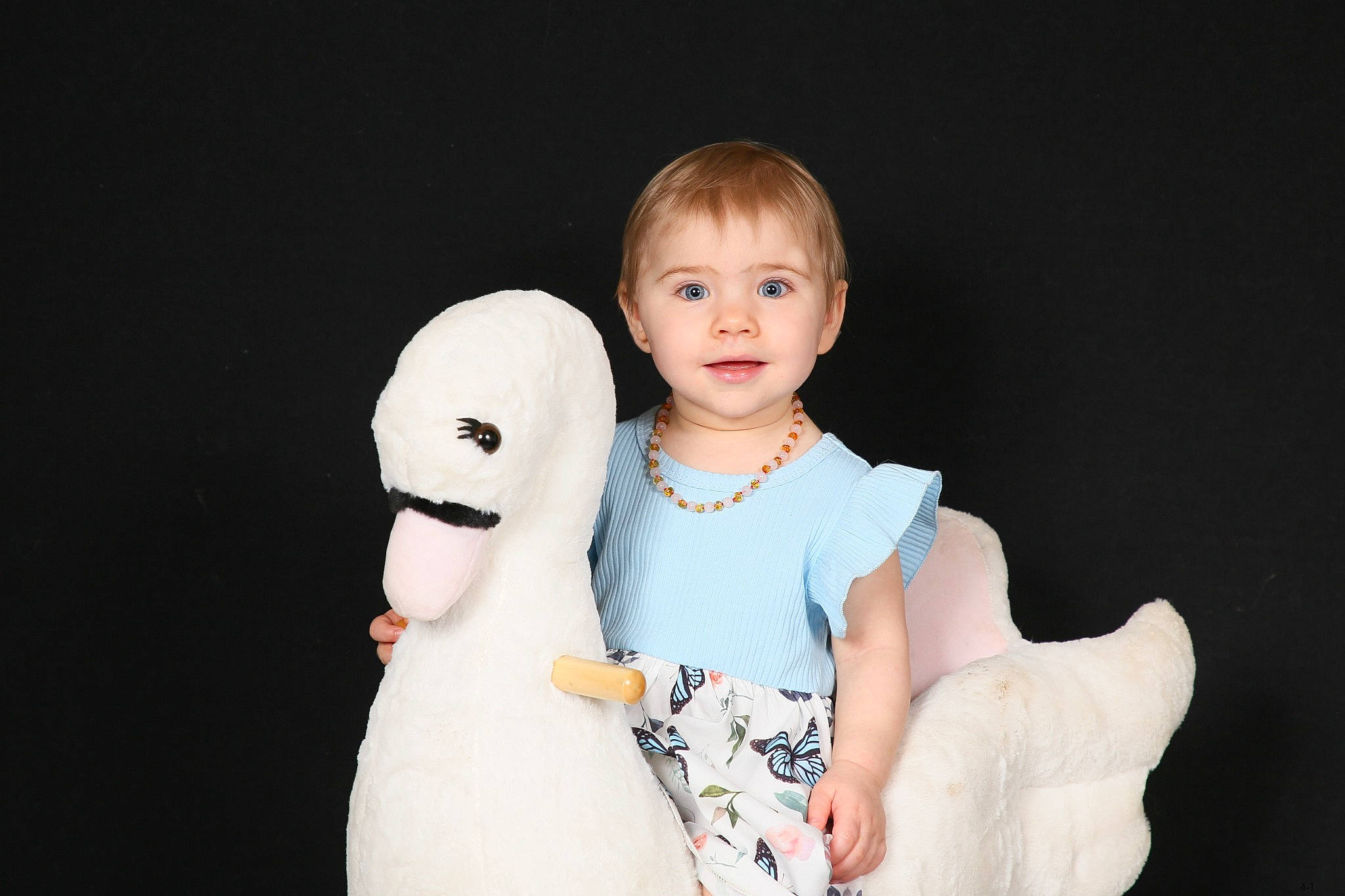 Freya a rejoint le concours — aidez-le/la à gagner de superbes lots ! baby, baby_toddler_clothing, child, event, face, family, flash_photography, formal_wear, fun, fur, gesture, happy, head, joy, person, portrait_photography, sitting, sleeve, stuffed_toy, toddler