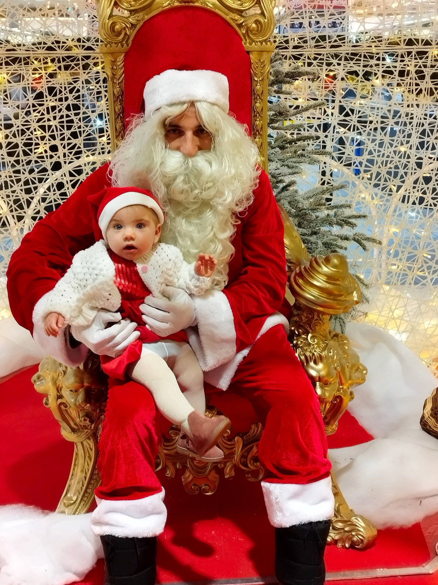 Freya participe au concours pour gagner de l'argent avec cette photo : baby, beard, christmas, christmas_decoration, christmas_eve, event, facial_hair, fictional_character, fur, happy, hat, headwear, holiday, human_body, interior_design, lap, person, red, santa_claus, tradition