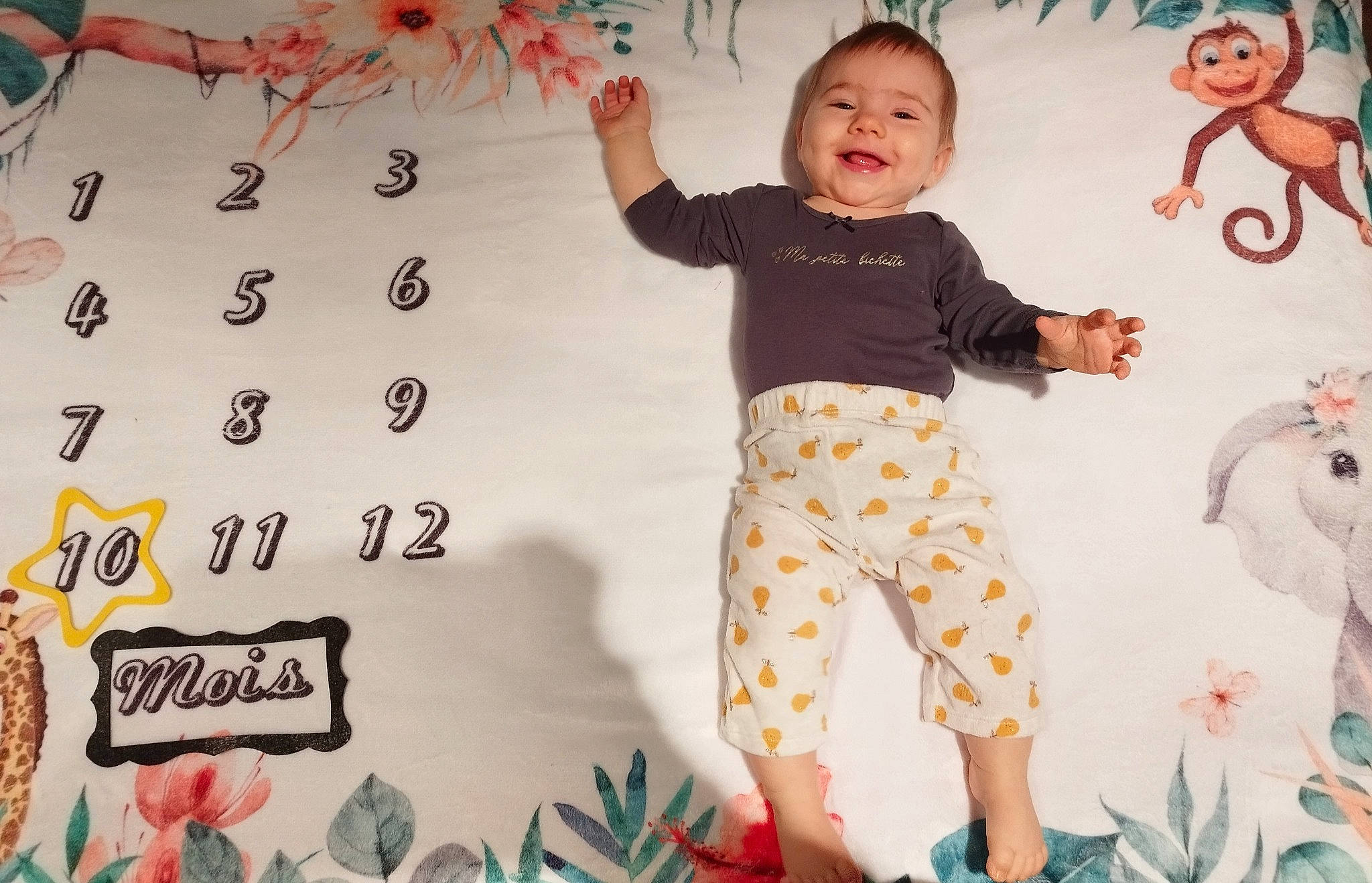 Freya a rejoint le concours — aidez-le/la à gagner de superbes lots ! baby, baby_toddler_clothing, child, event, facial_expression, font, fun, green, happy, joy, leaf, pajamas, pattern, people_in_nature, person, room, sleeve, smile, t_shirt, textile