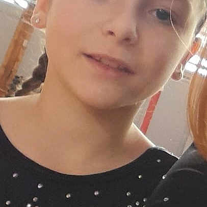 Lyana participe au concours pour gagner de l'argent avec cette photo : child, girl, portrait, indoor, young, black_clothing, sparkles, face, person, expression, light, ceiling, performance, preparation, focused, casual, event, hair, standing, youth