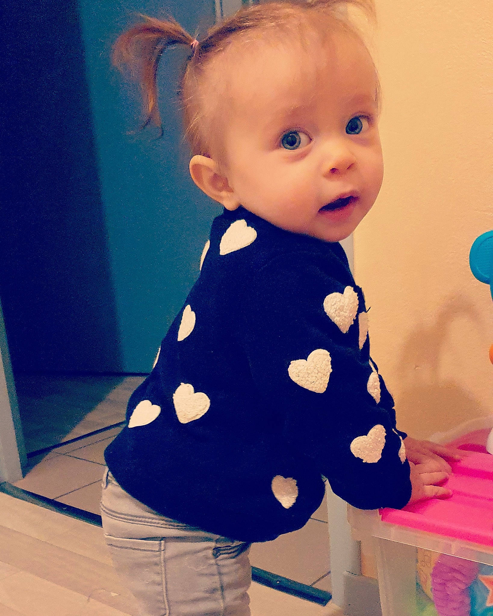 Lïa participe au concours pour gagner de l'argent avec cette photo : baby, baby_toddler_clothing, blue, cheek, child, day_dress, electric_blue, flooring, happy, iris, neck, pattern, person, polka_dot, sleeve, standing, t_shirt, toddler