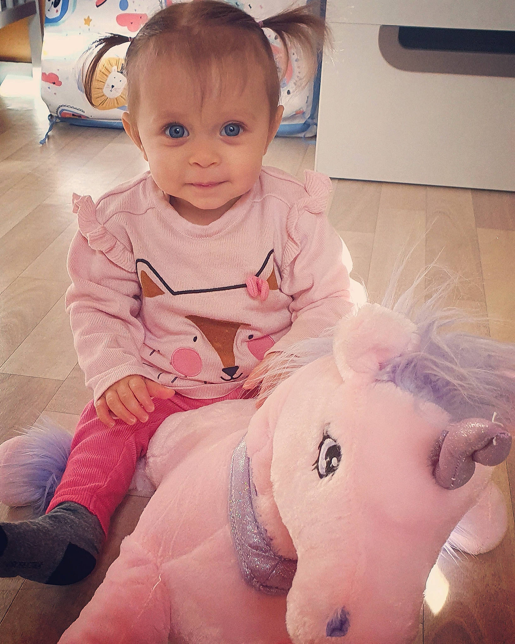 Lïa participe au concours pour gagner de l'argent avec cette photo : arm, baby_toddler_clothing, cheek, chin, eye, face, hair, hairstyle, hand, happy, head, leg, mouth, neck, nose, person, pink, shoulder, skin, sleeve