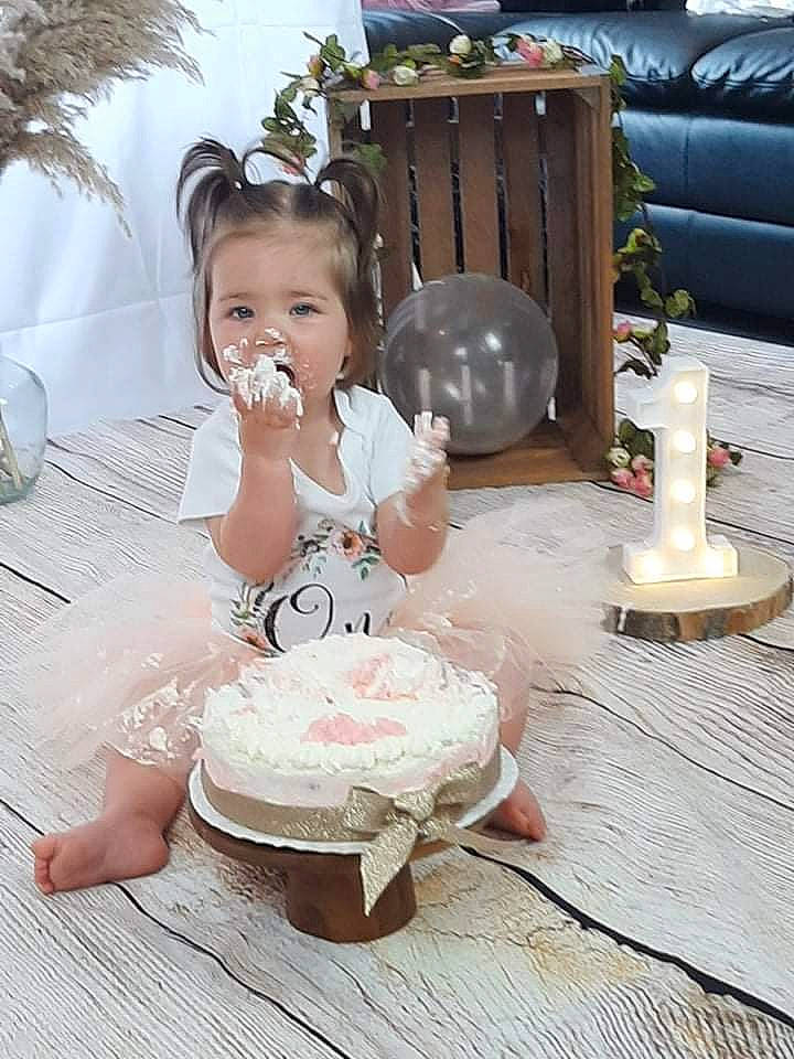 Louisa a rejoint le concours — aidez-le/la à gagner de superbes lots ! birthday, bridal_clothing, cake, cake_decorating, candle, child, dress, event, food, hairstyle, happy, icing, person, sugar_cake, sugar_paste, sweetness, table, tableware, toddler, wedding_ceremony_supply