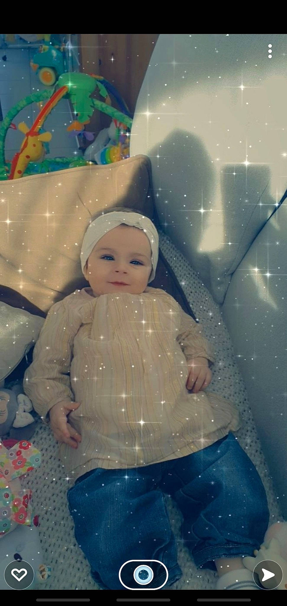 Judith participe au concours pour gagner de l'argent avec cette photo : art, baby, cheek, child, circle, freezing, fun, happy, head, headwear, leisure, paint, pattern, people_in_nature, person, snow, space, standing, toddler, toy