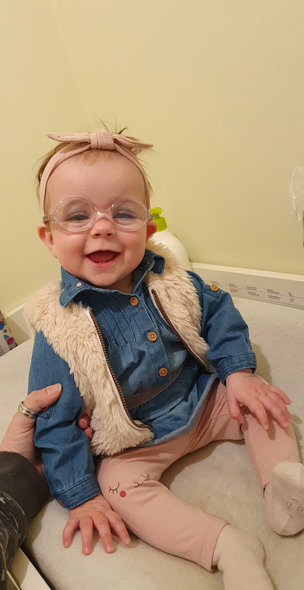 Judith participe au concours pour gagner de l'argent avec cette photo : baby, baby_toddler_clothing, blond, cheek, child, chin, comfort, eye, eyewear, glasses, happy, iris, nose, person, personal_protective_equipment, sitting, skin, sleeve, smile, thigh