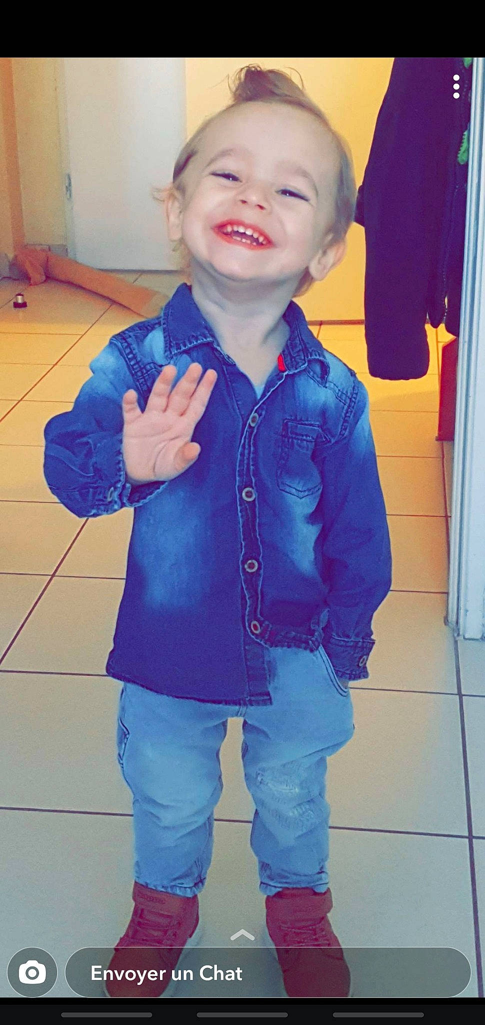 Lyam participe au concours pour gagner de l'argent avec cette photo : azure, baby_toddler_clothing, blue, child, clothing, cool, denim, electric_blue, gesture, happy, head, joy, pattern, person, personal_protective_equipment, purple, sleeve, smile, standing, thumb