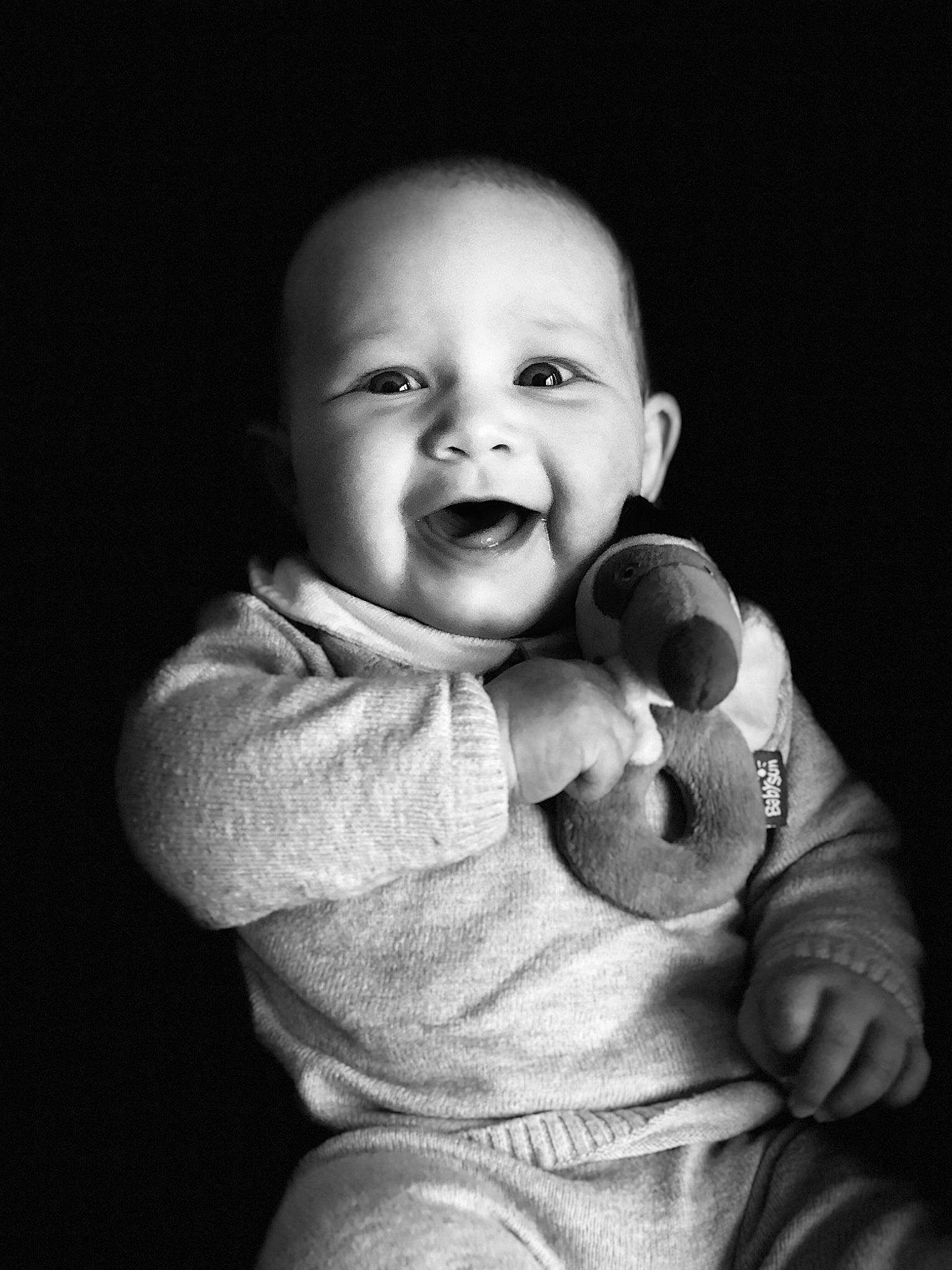 Kéranne a rejoint le concours — aidez-le/la à gagner de superbes lots ! baby, baby_laughing, black_and_white, child, facial_expression, flash_photography, laugh, monochrome, monochrome_photography, person, photograph, photography, portrait, portrait_photography, smile, stock_photography, style, toddler