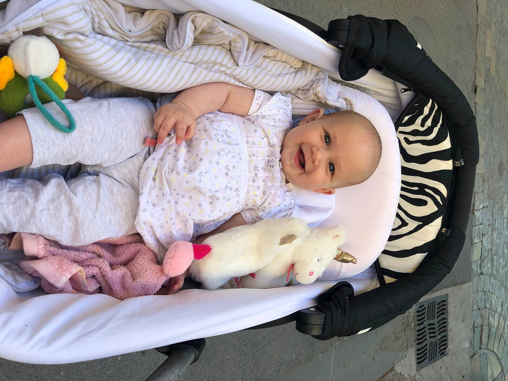 Kéranne a rejoint le concours — aidez-le/la à gagner de superbes lots ! baby, baby_products, child, comfort, joy, nap, person, product, sleep, toddler