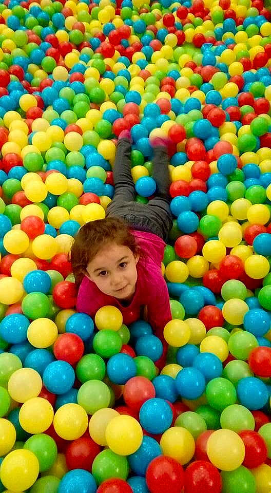 Ambre participe au concours pour gagner de l'argent avec cette photo : ball_pit, balloon, child, fun, leisure, person, play, playground, toddler, toy