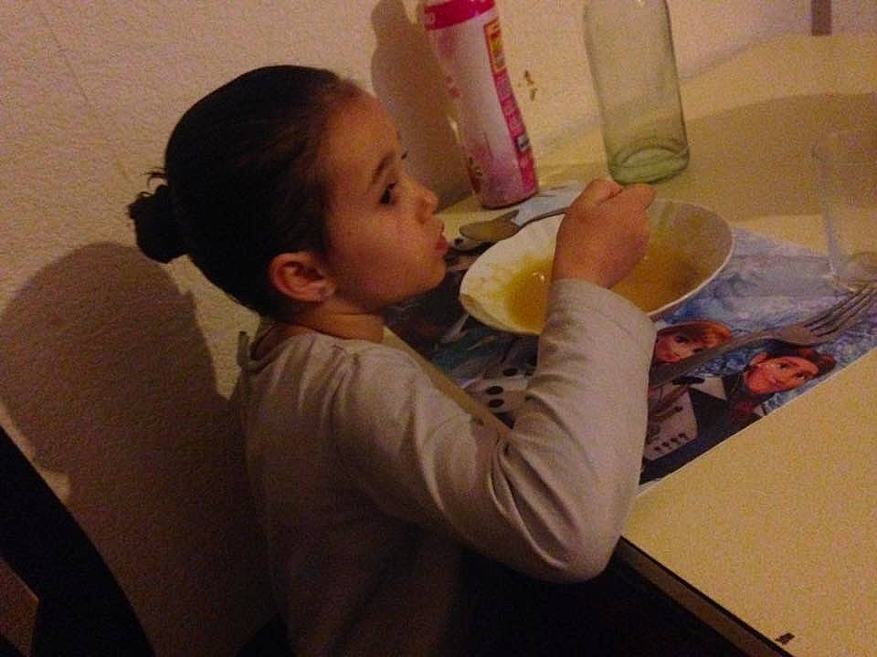 Ambre a rejoint le concours — aidez-le/la à gagner de superbes lots ! arm, child, ear, finger, fun, girl, mouth, person, product, skin, toddler