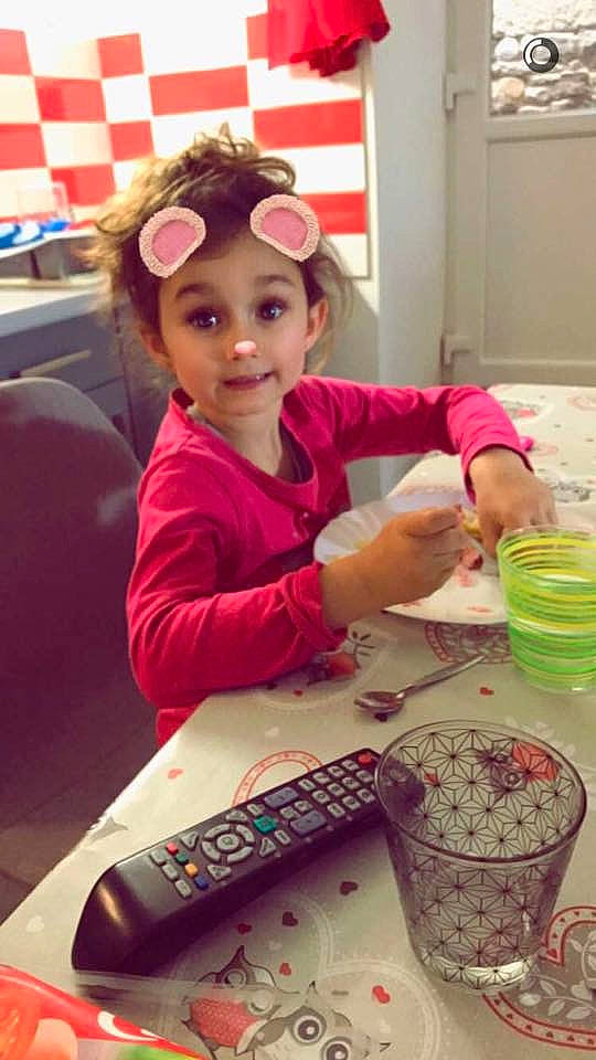 Ambre a rejoint le concours — aidez-le/la à gagner de superbes lots ! child, food, girl, person, pink, play, toddler