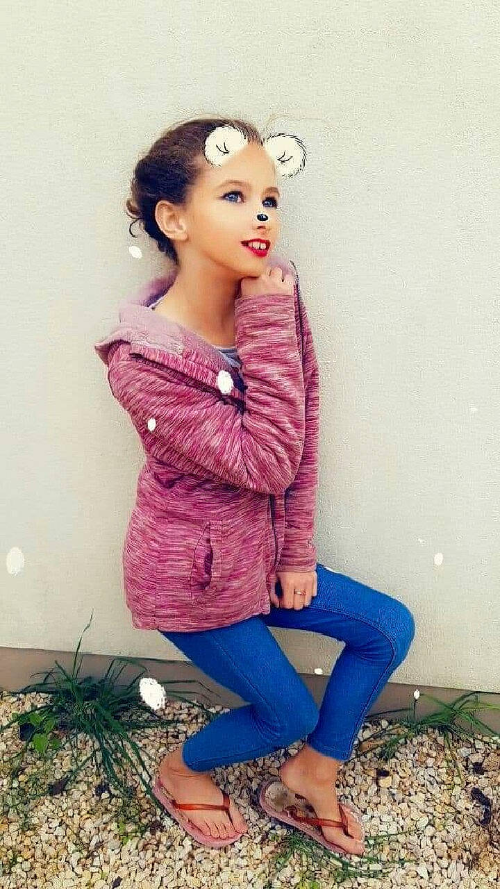 Kélina participe au concours pour gagner de l'argent avec cette photo : clothing, fur, jacket, jeans, lip, model, outerwear, person, photo_shoot, pink, sleeve, sweater, top, waist