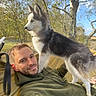 Boréal a rejoint le concours — aidez-le/la à gagner de superbes lots ! dog, husky, siberian_husky, pet, animal, person, man, face, beard, outdoors, forest, trees, blue_sky, sunlight, hammock, relaxing, portrait, black_and_white, fluffy, companionship